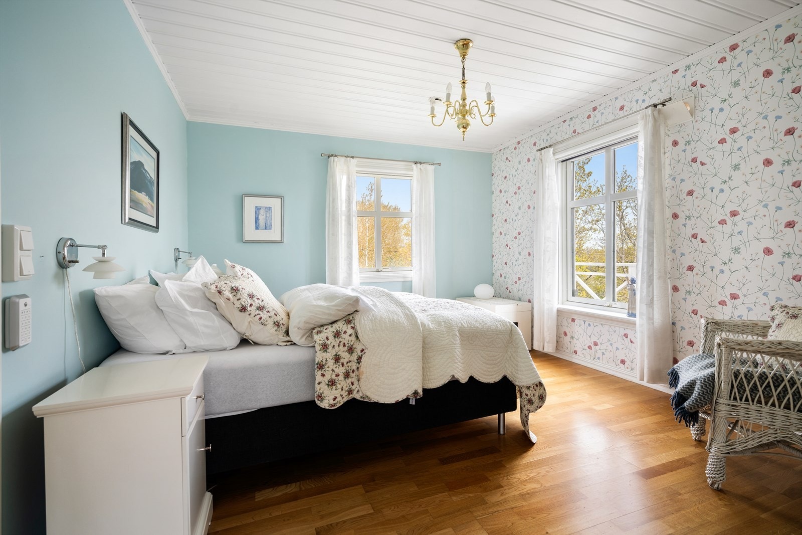 Hovedsoverommet er romslig og gir god plass til dobbeltseng, nattbord og en større garderobeløsning. Galleribilde