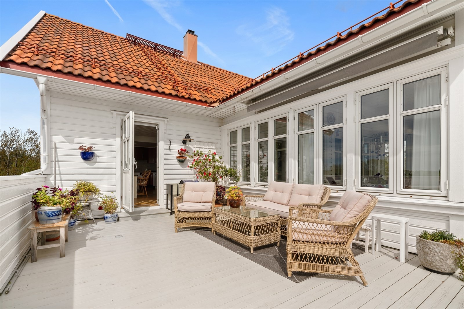 Boligens terrasse er på ca. 99 kvm og gir god plass til både utemøbler, grill og annet ønsket møblement. Galleribilde