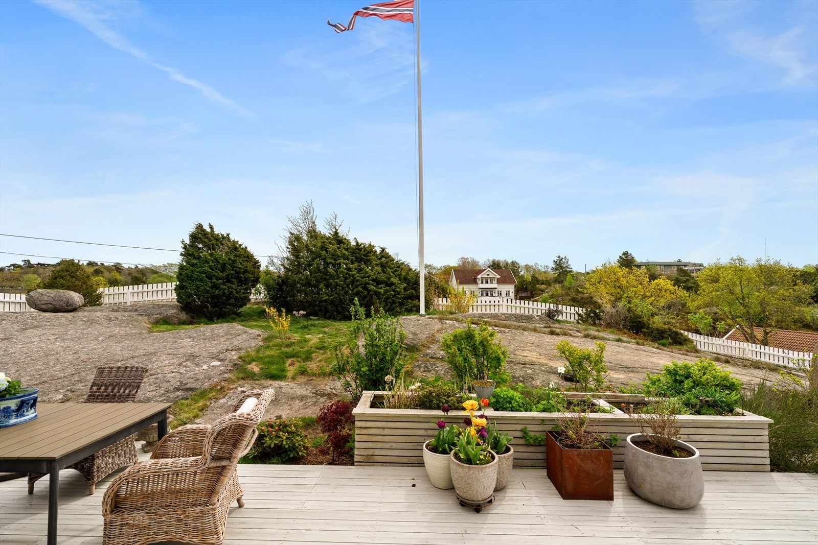 Boligens uteområde er også pent opparbeidet med flott beplantning. Her har man god plass til lek og moro! Galleribilde