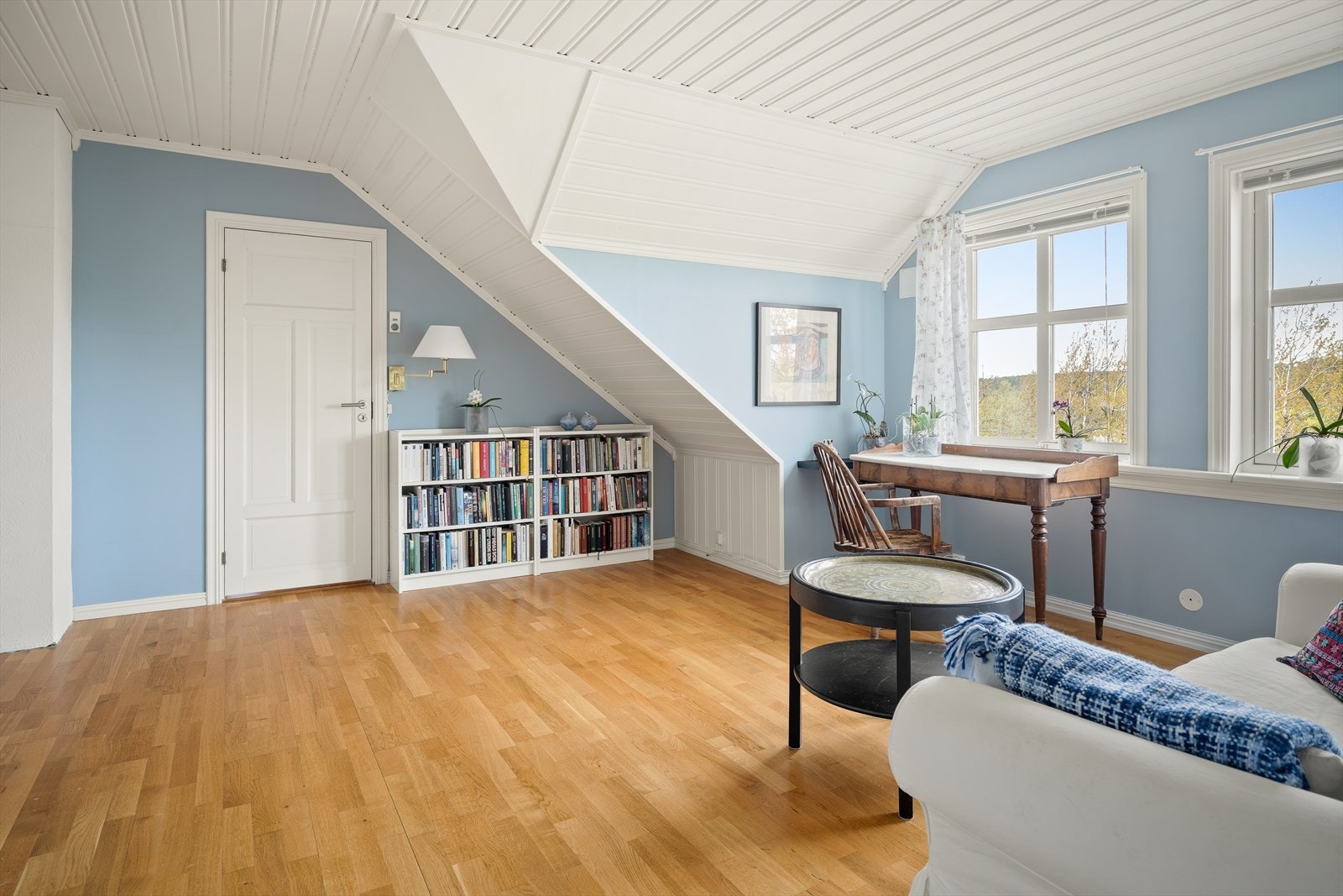 Stuen er av fin størrelse og gir f. eks. plass til både sofagruppe og hjemmekontorløsning. Galleribilde