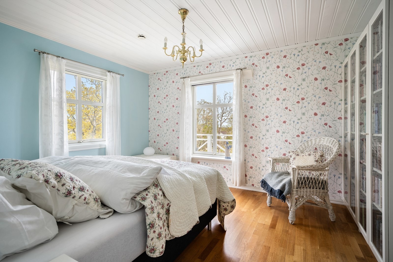 Her er det lagt til rette for en rolig og komfortabel sone, med mulighet for både oppbevaring og avslapning. Galleribilde