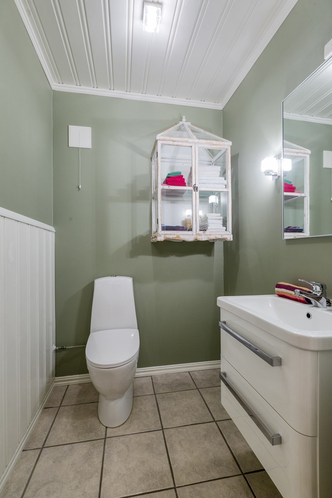 Toalettrom i underetasje i tilknytning til entré i hovedbolig. Galleribilde