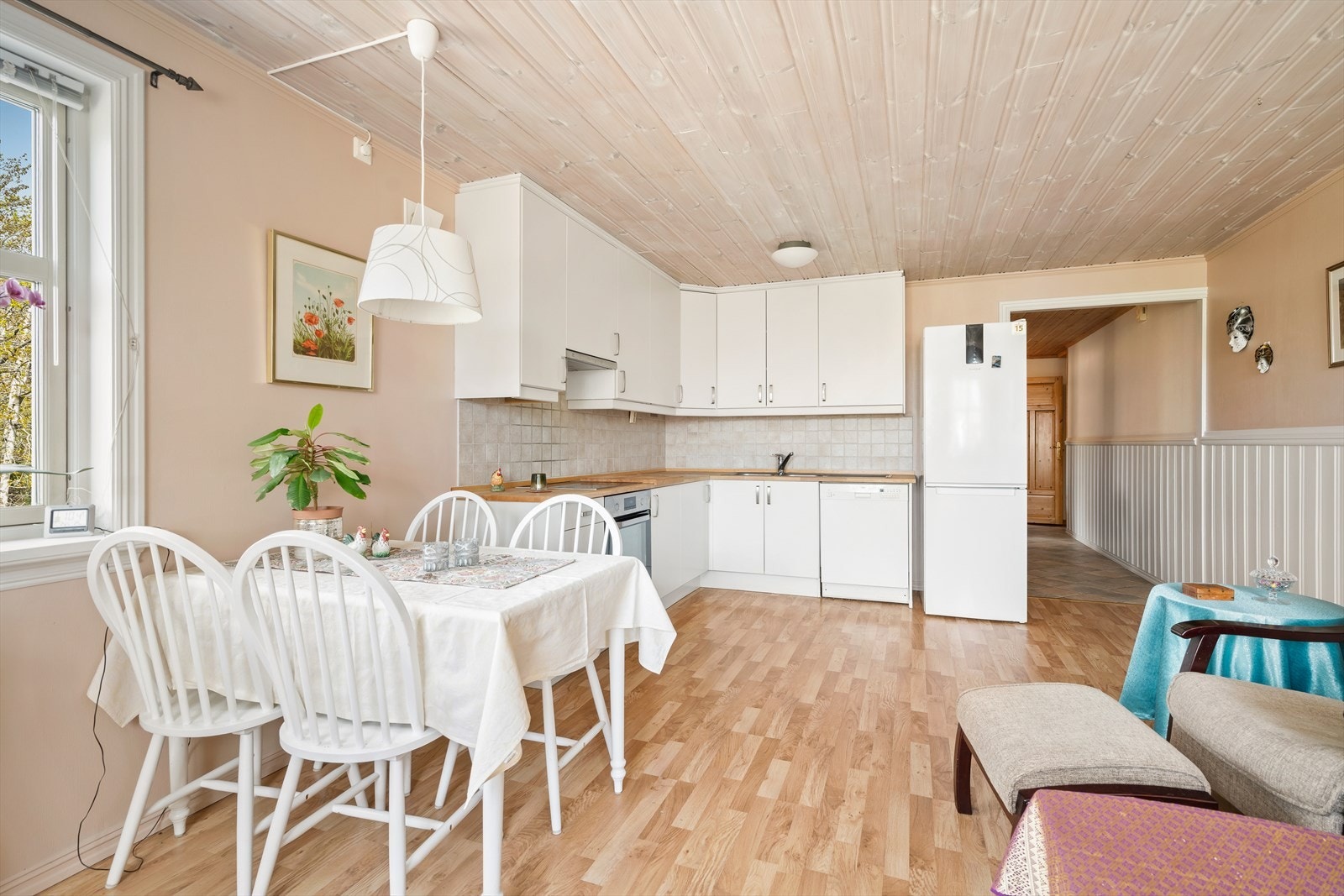 Kjøkkenet har en tidløs innredning med slette fronter og benkeplater av heltre. Kjøkkenet er utstyrt med integrerte hvitevarer slik som integrert platetopp og stekeovn. Galleribilde