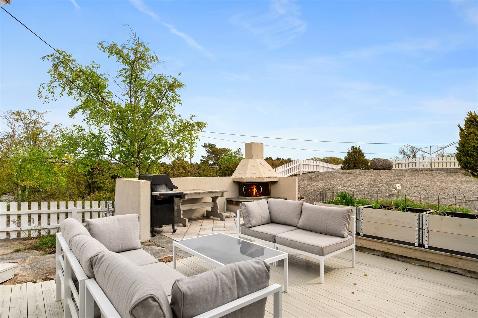 Frister det å ta med måltidene ut i frisk luft er det kort vei fra kjøkkenet til terrassen. Galleribilde