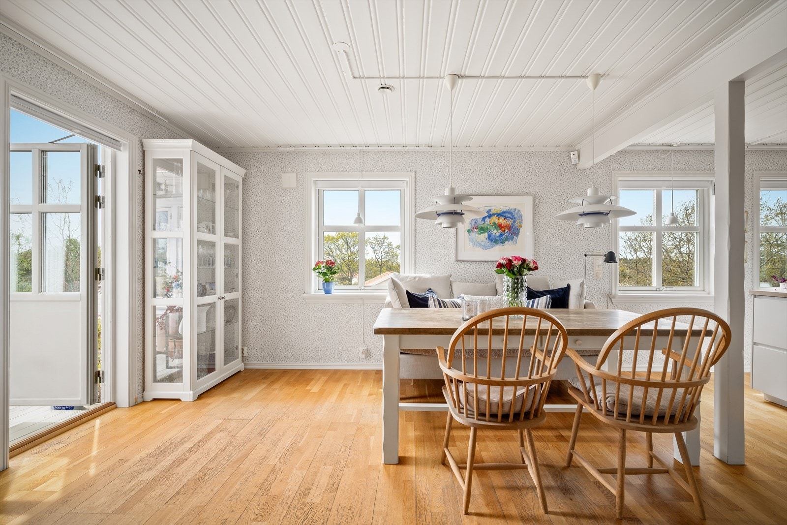 På kjøkkenet er det god plass til større spisegruppe om ønskelig - her kan familie og gjester samles til gode måltider. Galleribilde