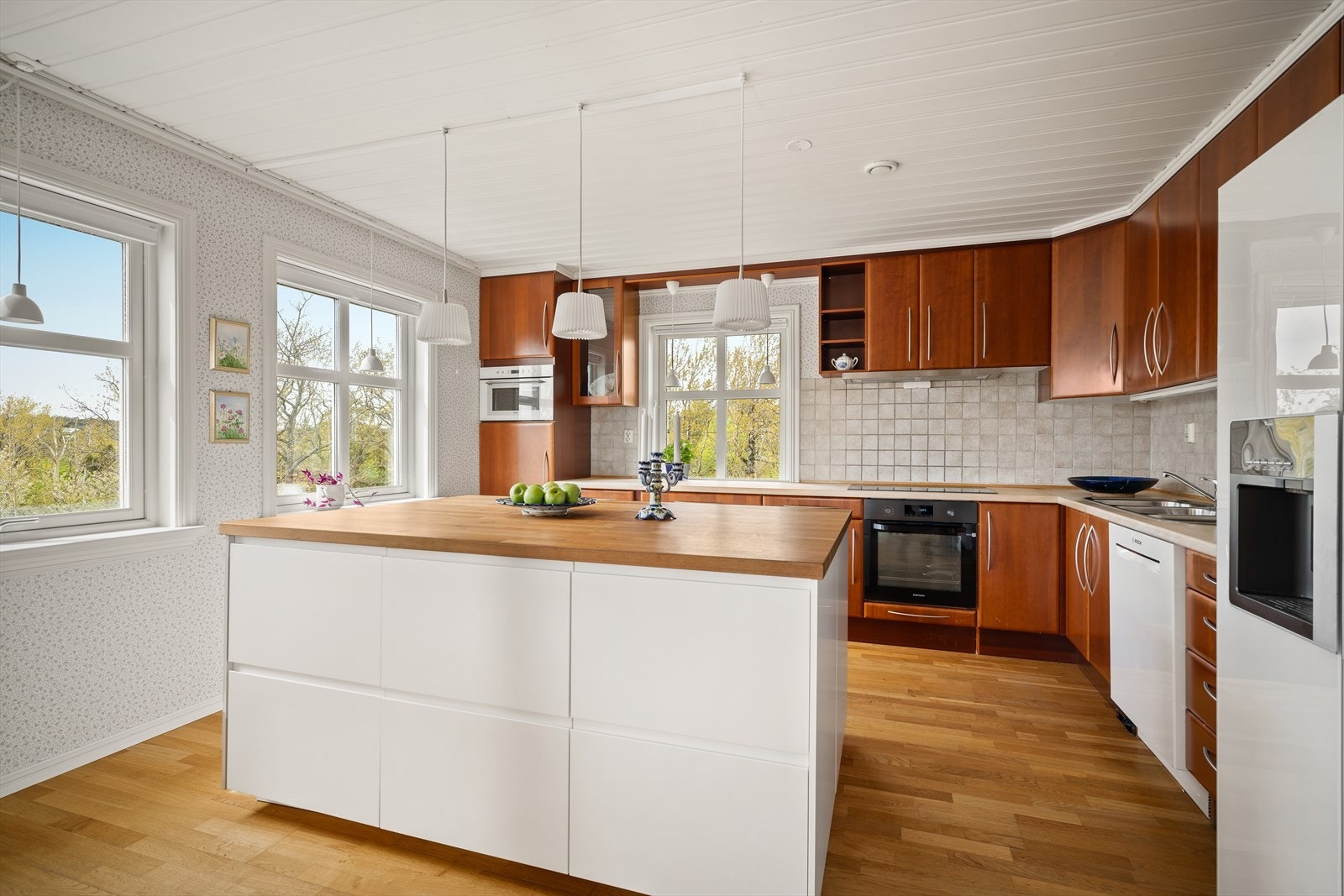 En funksjonell kjøkkenøy gir ekstra lagringsplass og benkeflate, samtidig som den inviterer til uformelle måltider eller en kopp kaffe i hyggelig selskap. Galleribilde