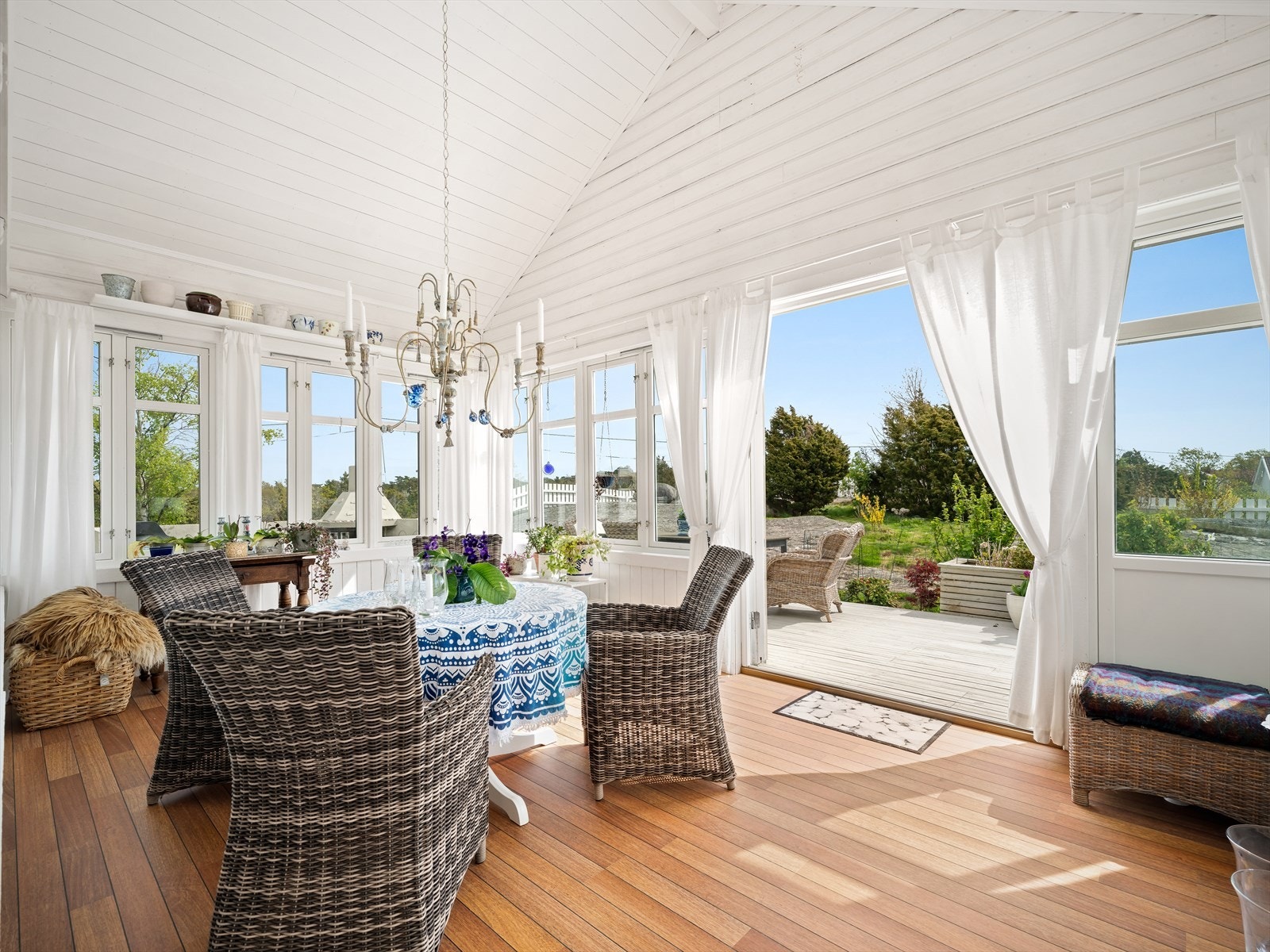 I tilknytning til stuen har du boligens vinterhage, med videre adkomst ut til terrasse. Se pkt. ferdigattest. Galleribilde