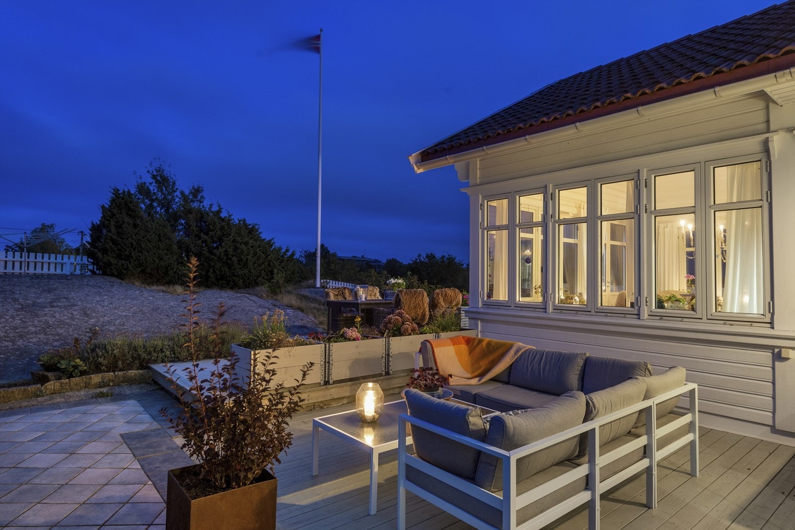 Eiendommen har flere soner både inne og ute. Her kan man nyte en varm sommerkveld, og trekke inn i vinterhagen ved behov. Galleribilde