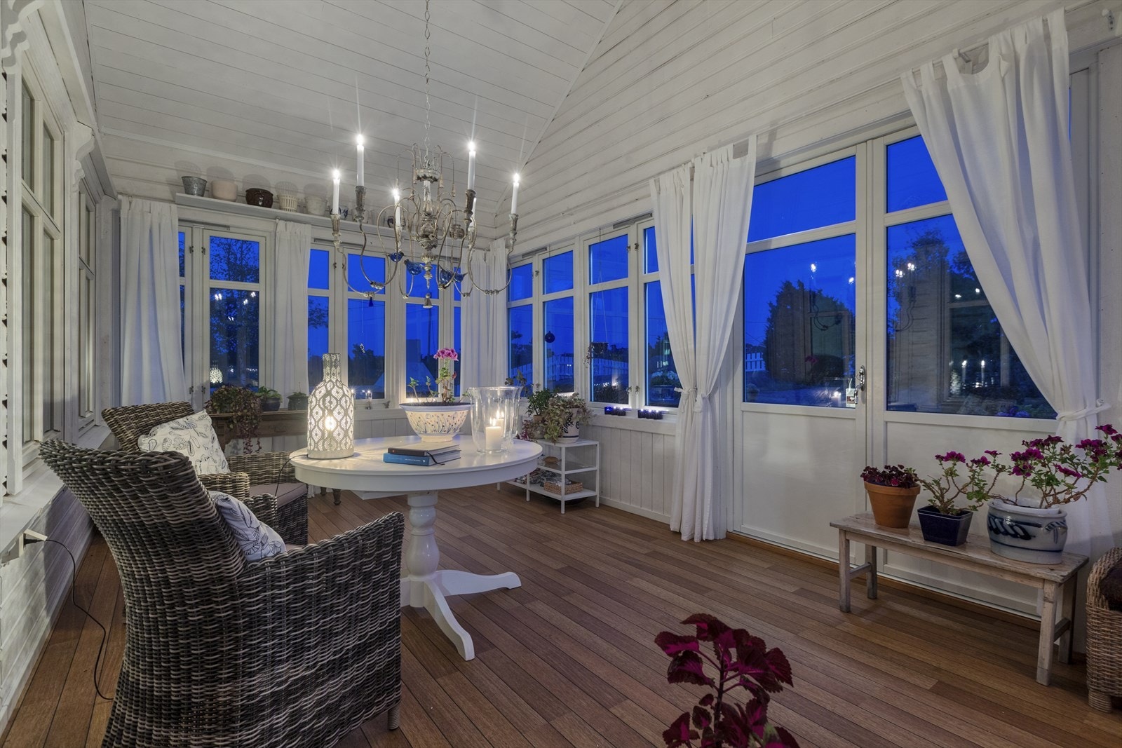 Vinterhage med god plass til venner og familie - Her kan du nyte både morgen og kveld i tempererte omgivelser. Galleribilde