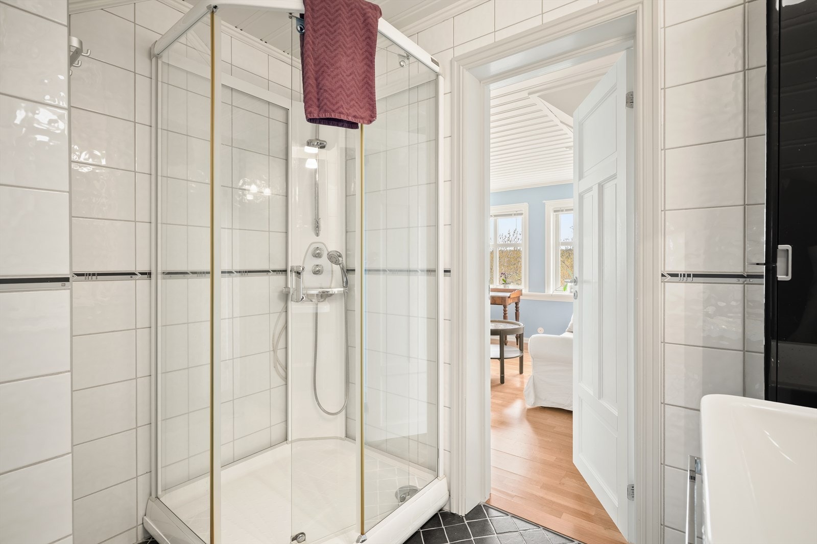 Badet i 2.etasjen har fliser på både på gulv og vegger, som gir et rent og stilfullt uttrykk. Rommet varmes opp med behagelig vannbåren gulvvarme. Galleribilde