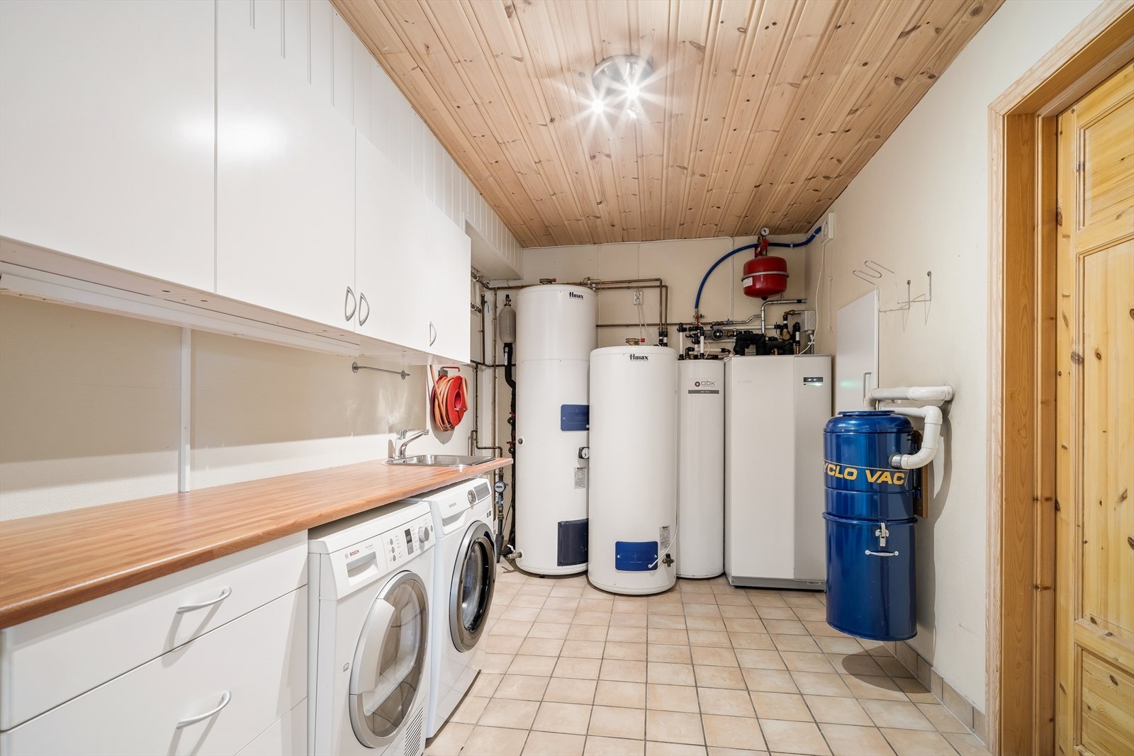 Vaskerommet har fliser på gulvet og glassfibervev på veggene. Vaskerommet er utstyrt med innredning med nedfelt skyllekum og opplegg for vaskemaskin. Galleribilde