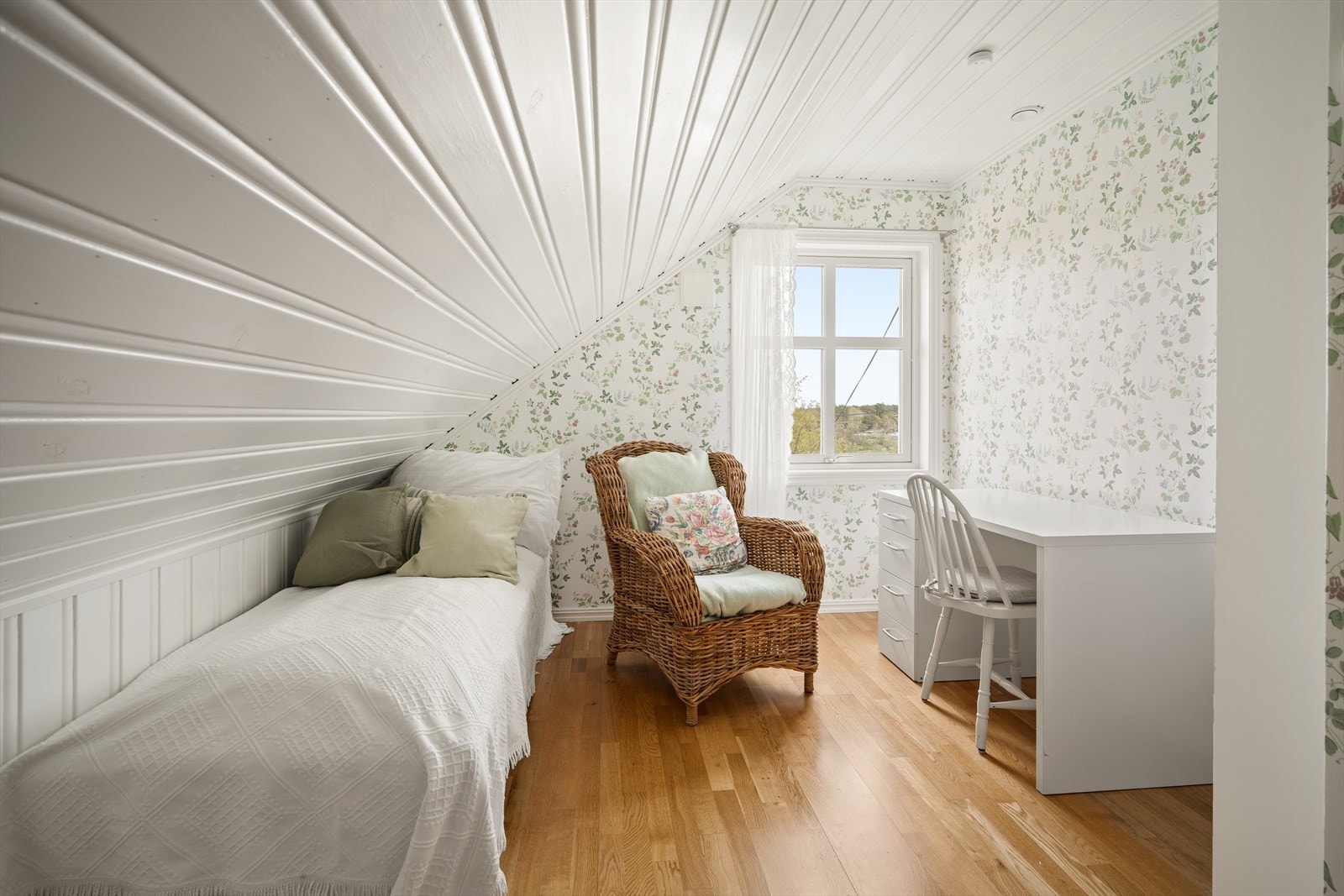 Soverom II. Med gode vindusflater og nøytrale overflater, er alle rommene lette å møblere og tilpasse etter egne ønsker. Galleribilde