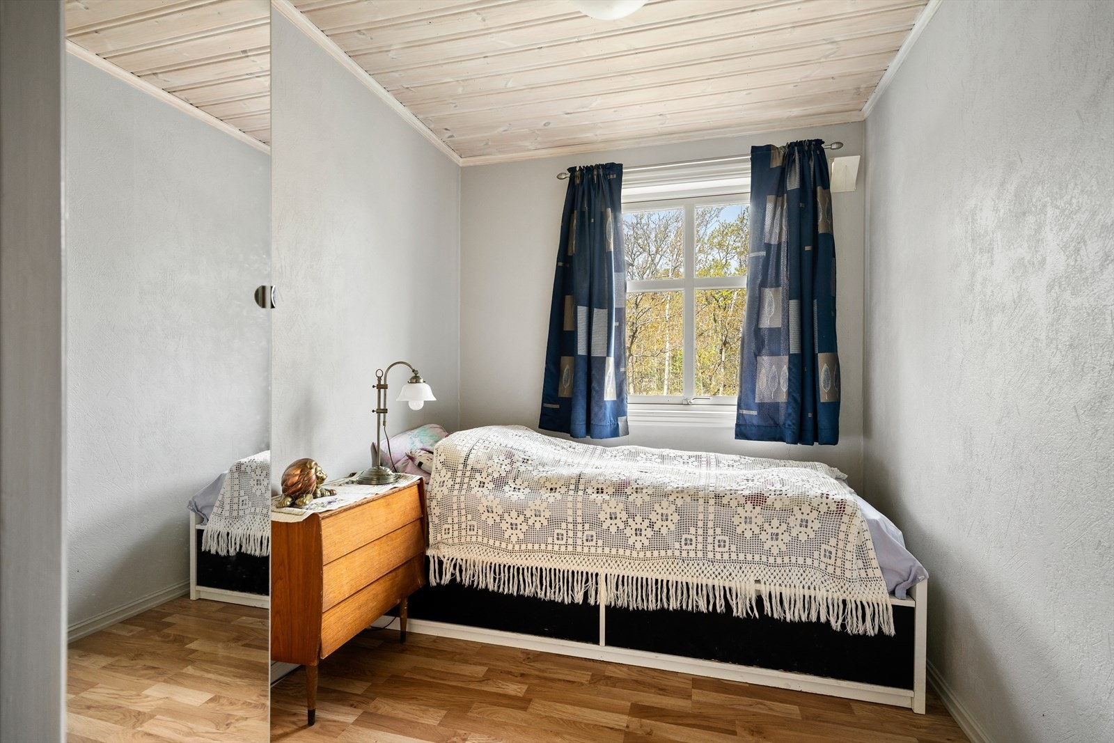 Soverom II i utleiedel gir plass til både seng, nattbord og garderobeskap. Galleribilde