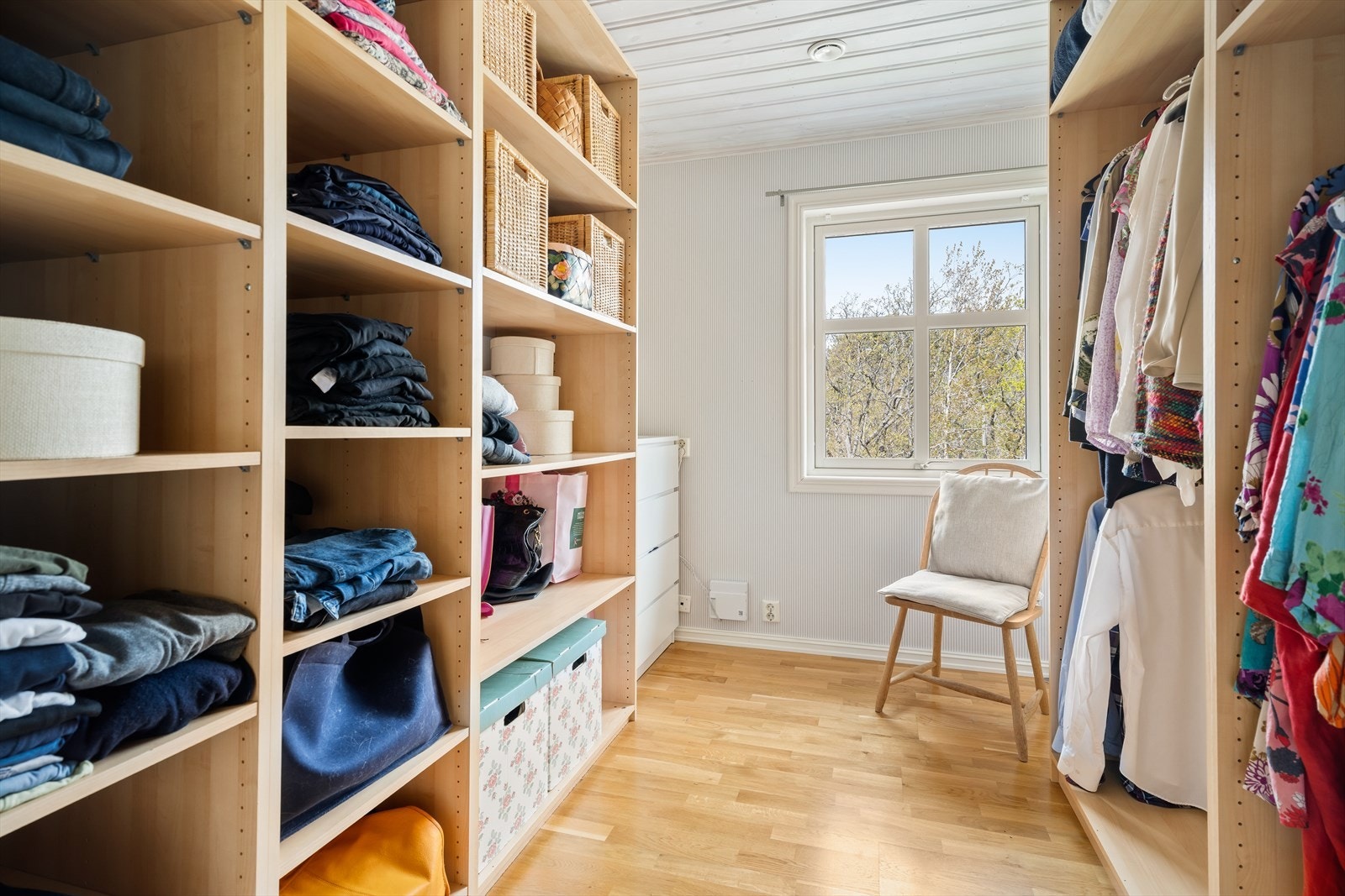 Det andre soverommet i 1. etasje benyttes i dag som walk-in closet med god plass til garderobeløsning. Galleribilde