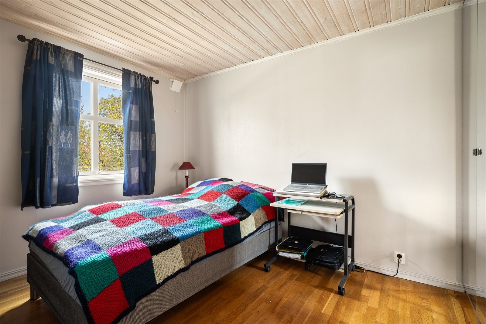 Utleiedelen har totalt to soverom. Begge soverommene er av god størrelse med plass til både seng, garderobeskap og tilhørende møblement. Galleribilde