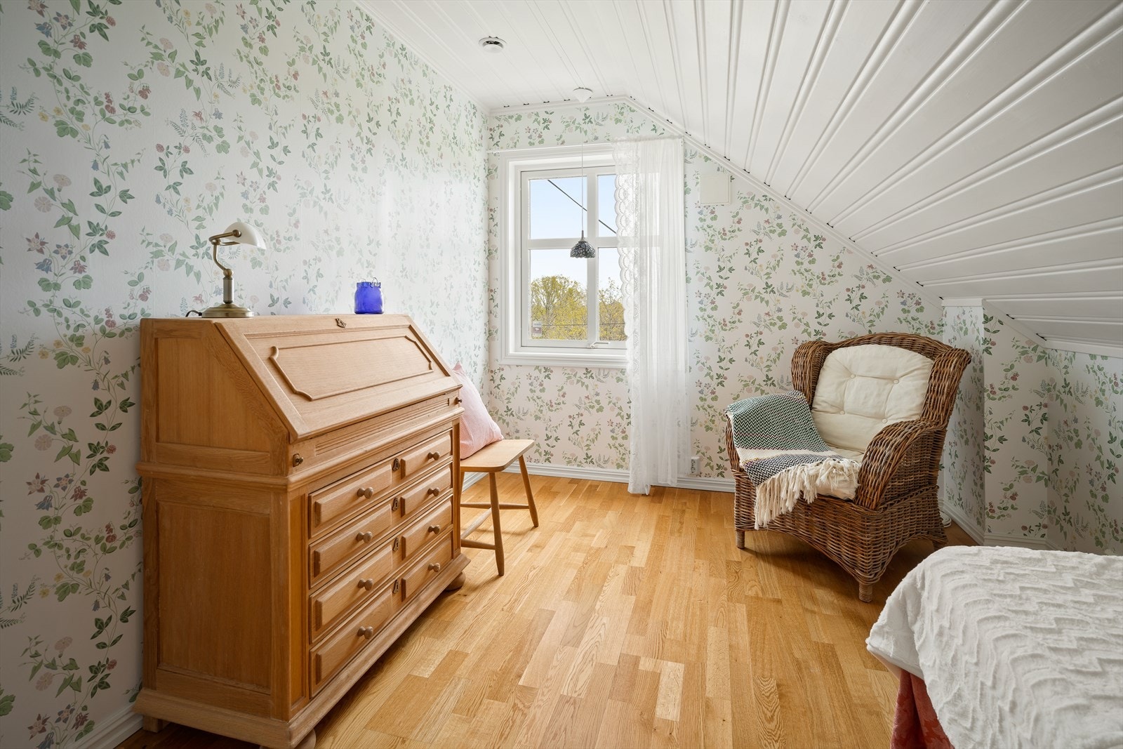 Soverom III. Soverom II og III ligger vegg i vegg og gjør som godt som både barne- og gjesterom. Galleribilde