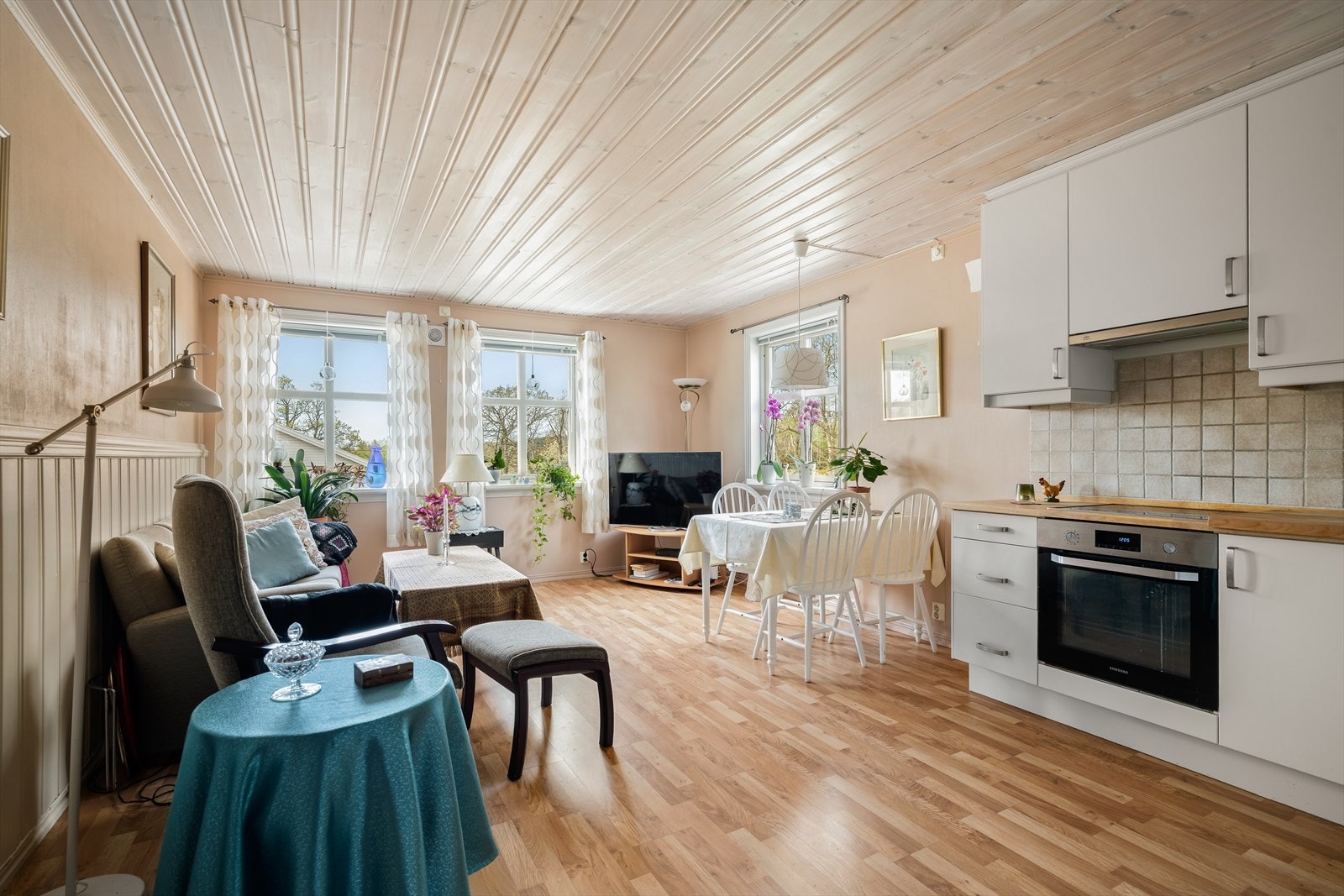 Utleiedelens stue/kjøkken ligger i en åpne løsning og er av god størrelse som gir flere møbleringsmuligheter. Her er det god plass til både sofagruppe, TV-seksjon og spisebord. Galleribilde