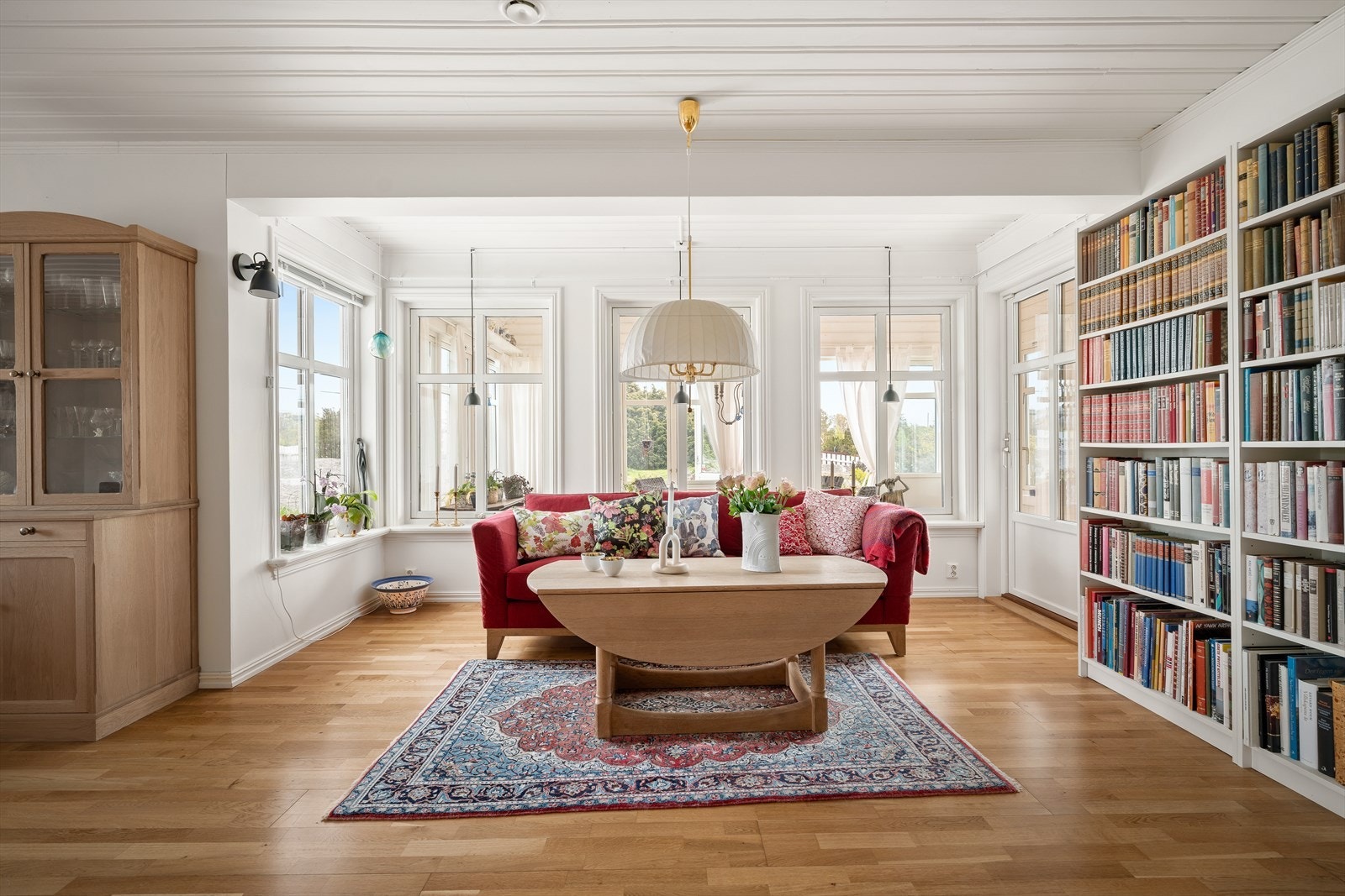 Spisestuen har plass til langbord, godt med lysinnslipp og direkte adkomst til vinterhagen. Galleribilde