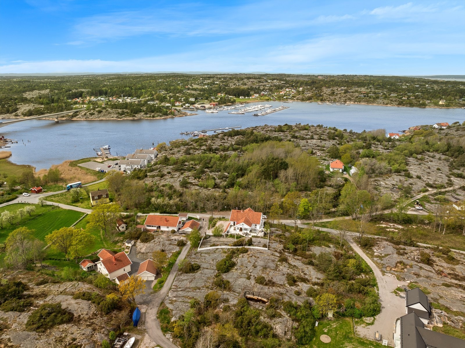 Det er badeplasser og småbåthavner i umiddelbar nærhet, samt rusleavstand ned til nærbutikken Bunnpris. Galleribilde