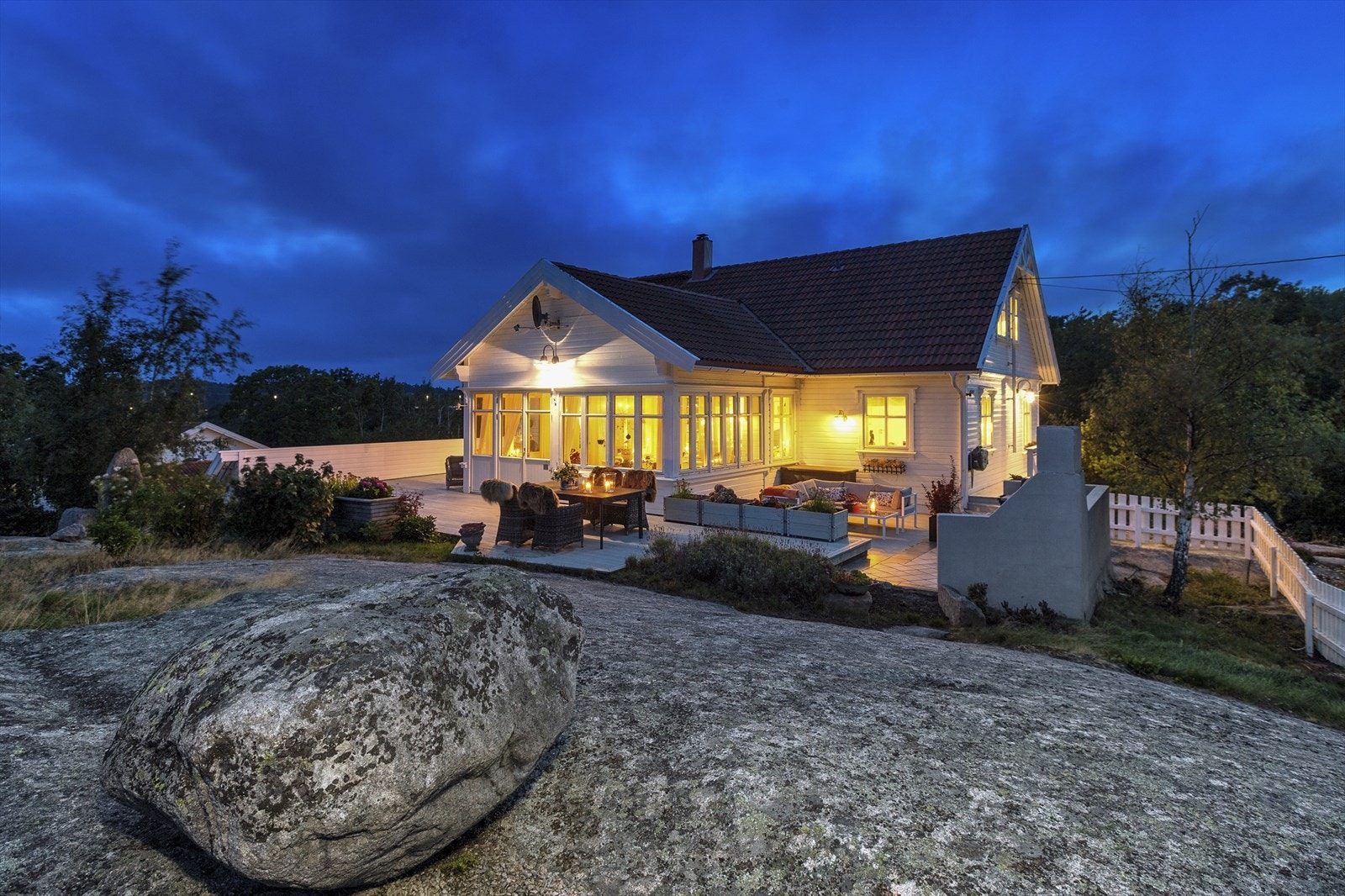 Usjenerte uteplasser med sol fra morgen til kveld - en forlengelse av stue og vinterhage. Galleribilde