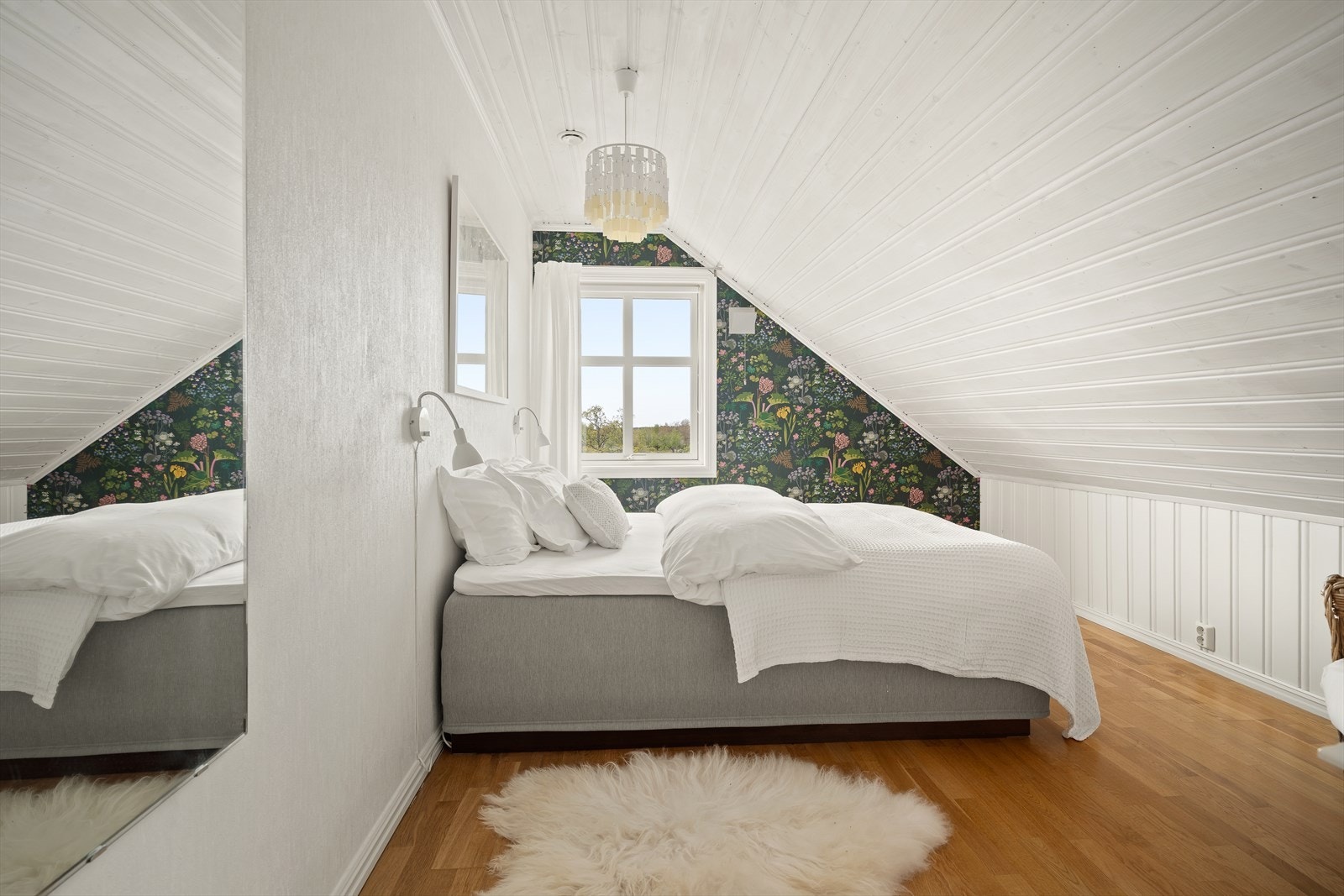 Soverom IIII. Soverommene er av god størrelse og byr på stor fleksibilitet i hverdagen. Galleribilde