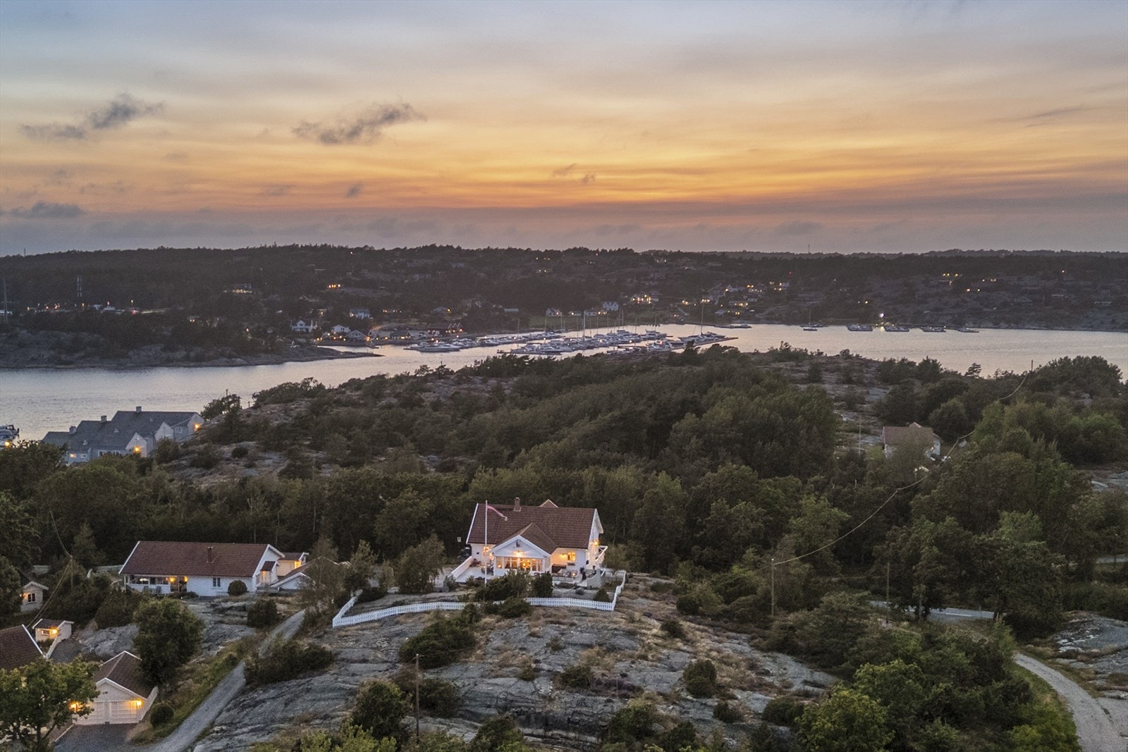 Eiendommen har en fantastisk beliggenhet med kort vei til sjø, solrikt og i umiddelbar nærhet til både strand, butikk, skole og barnehage. Galleribilde