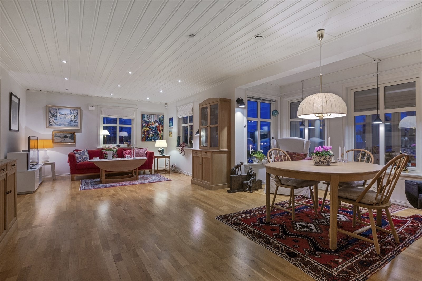 Spotter i tak gir en god belysning i de ulike sonene i stuen. Galleribilde