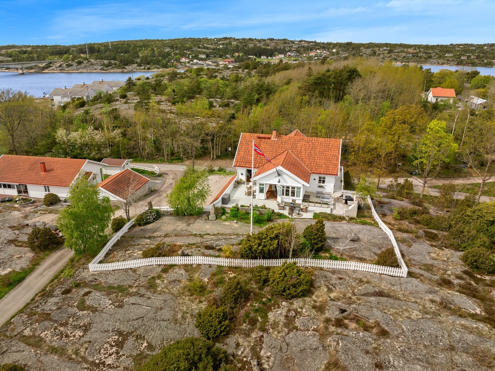 Eiendommen har en rolig og tilbaketrukket beliggenhet, omgitt av vakker skjærgårdsnatur, svaberg og flotte turområder. Galleribilde