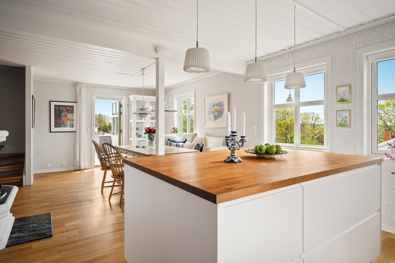 Kjøkkenøyen bidrar til både ekstra benke- og skapplass, så vel som å holde kontakten med både gjester og familie ved spisebordet. Galleribilde