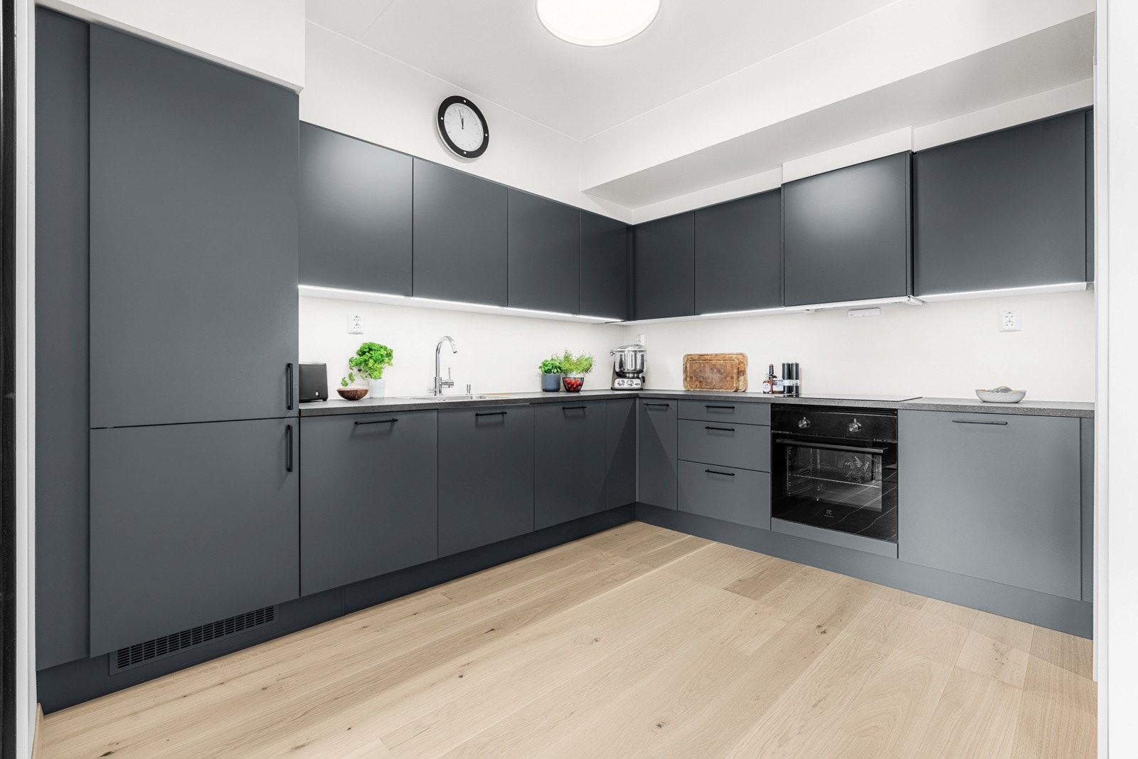 Kjøkkenet har en tidsriktig innredning fra HTH med slette fronter og laminat benkeplate. Galleribilde
