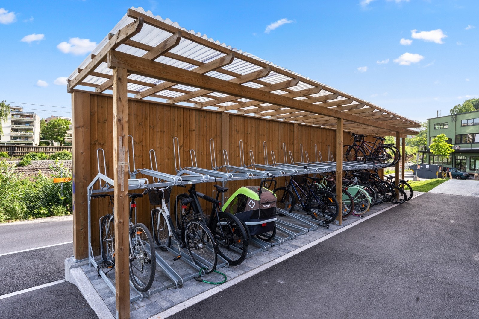 Felles sykkelparkering. Det er også sykkelparkering i kjelleren. Galleribilde