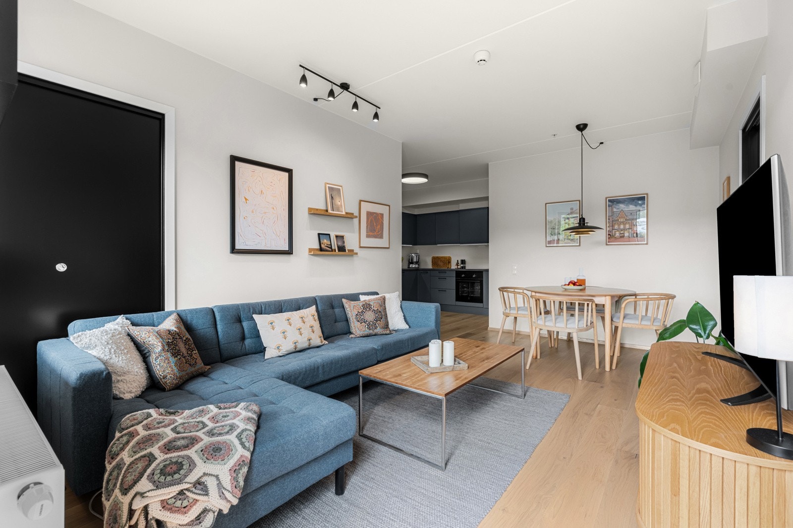 Stuen er av god størrelse og har plass til både sofakrok og langstrakt spisebord. Galleribilde