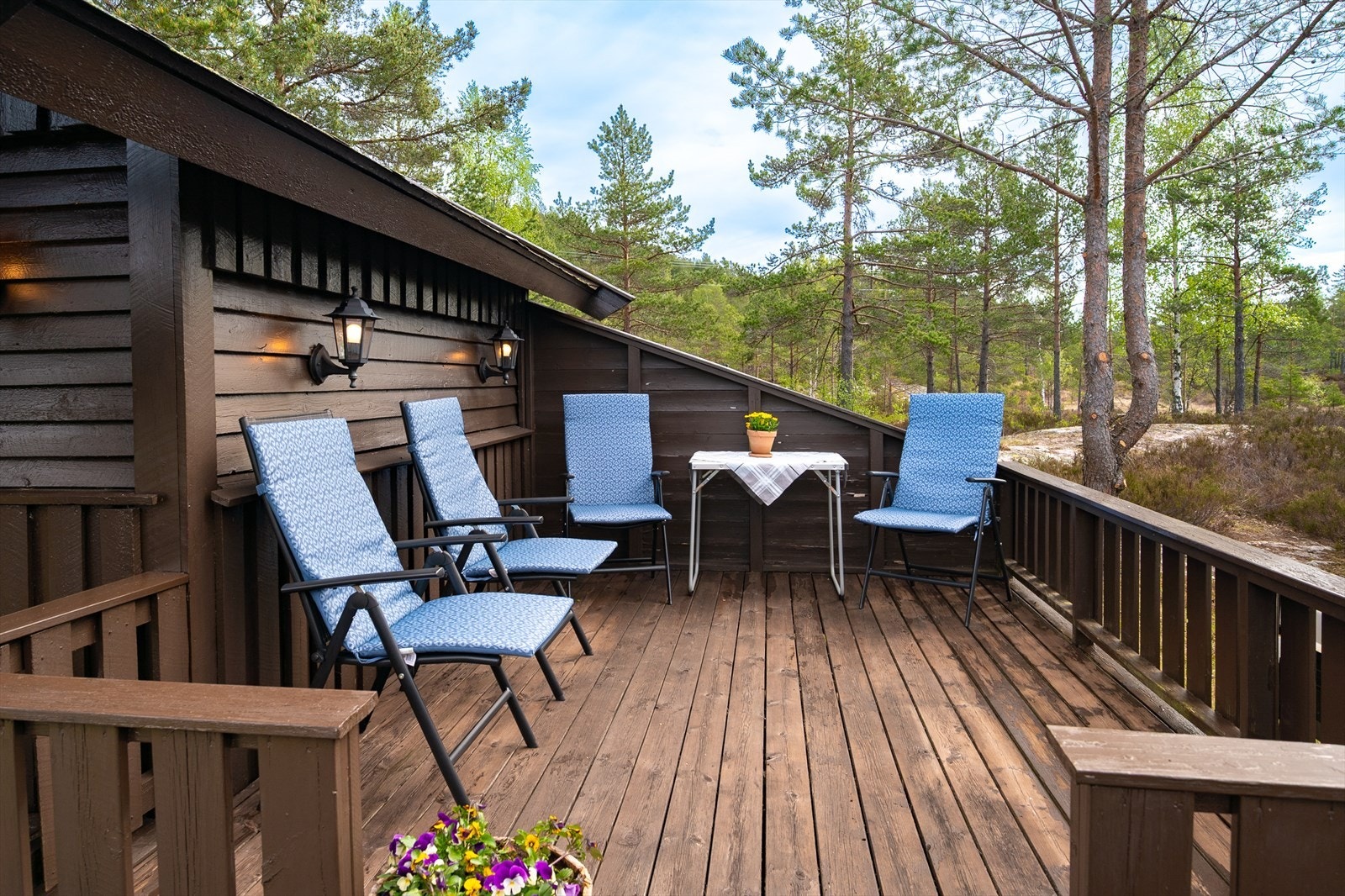 Sydvendt, solrik terrasse på 12 m² Galleribilde