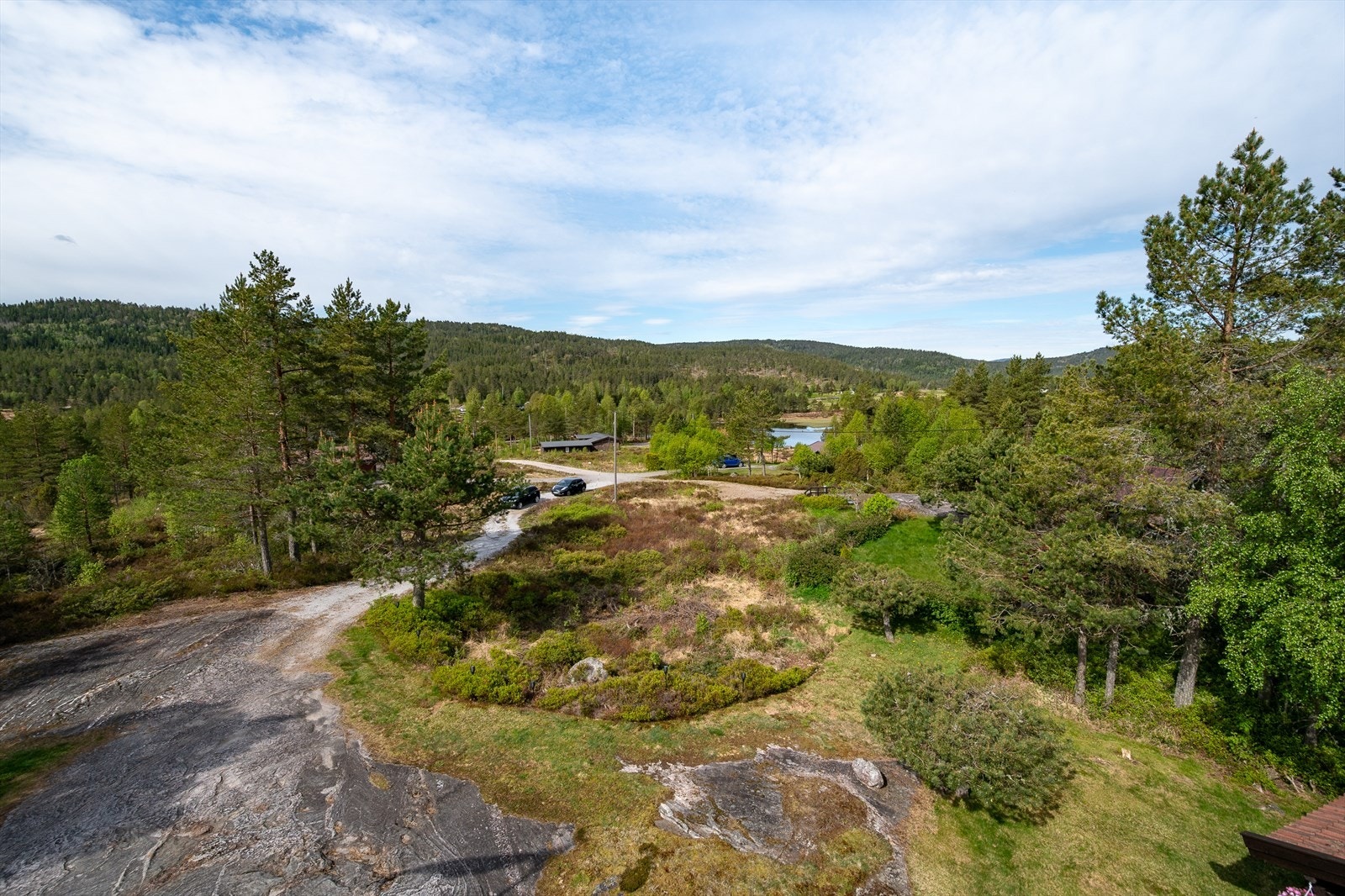 Parkering på gruset innkjørsel Galleribilde