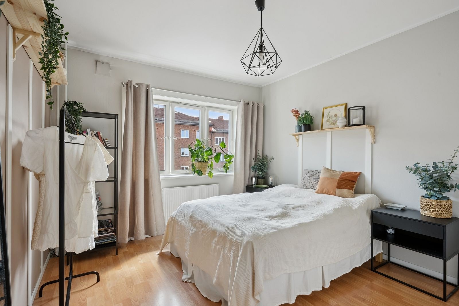 Pent og lyst soverom med garderobeskap. Galleribilde