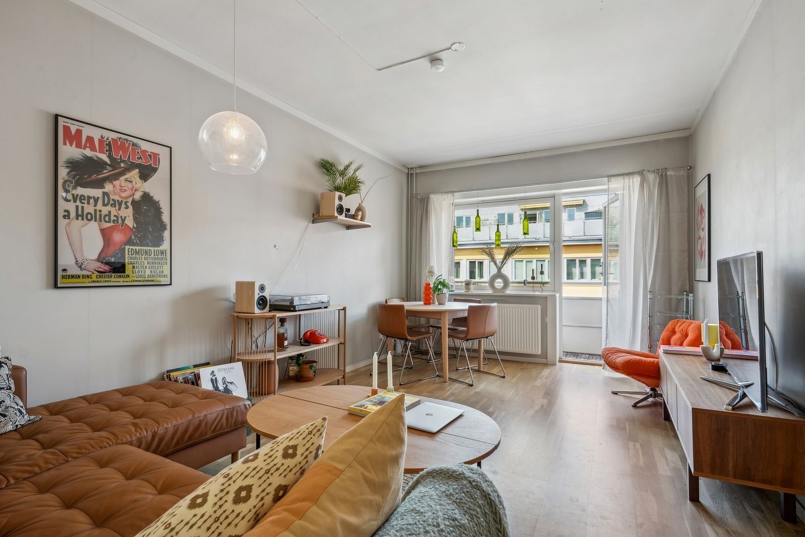 Stuen er romslig, og har utgang til balkong. Galleribilde