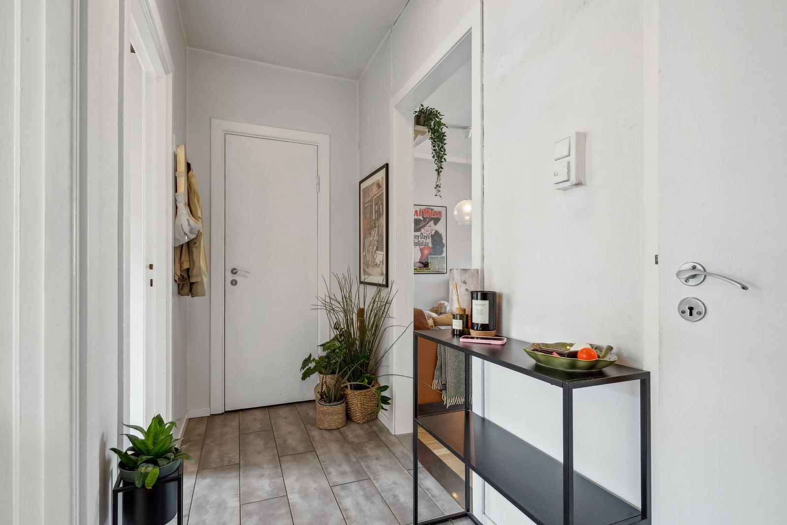 Romslig entre med innvendig bod. Galleribilde