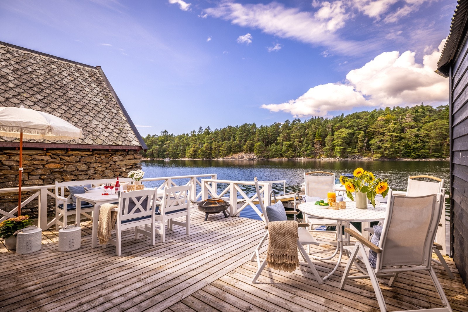 - Her vil man som ny eier få nyte sommer og sol på eiendommens flotte brygge med tilhørende naust og molo - Galleribilde
