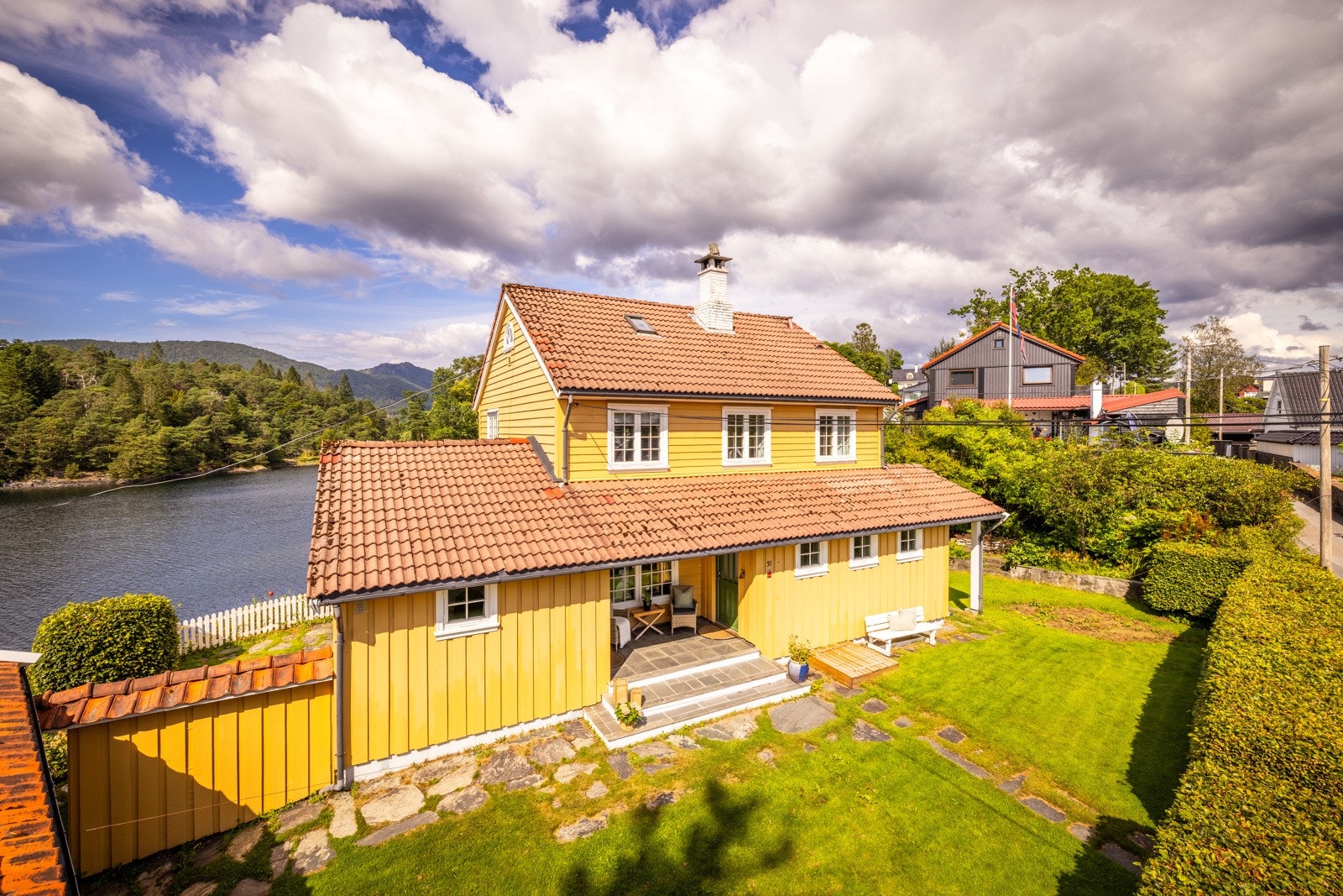 - Fasade er malt i 2024, samt at kledning enkelte steder er skiftet i samme periode - Galleribilde