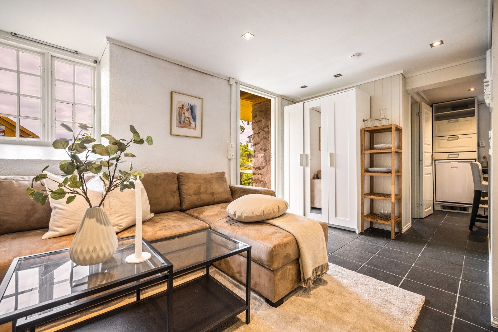 - Underetasje er innredet med hybel/stue. Det er ikke søkt om bruksendring og dermed ikke godkjent som varig oppholdsrom - Galleribilde