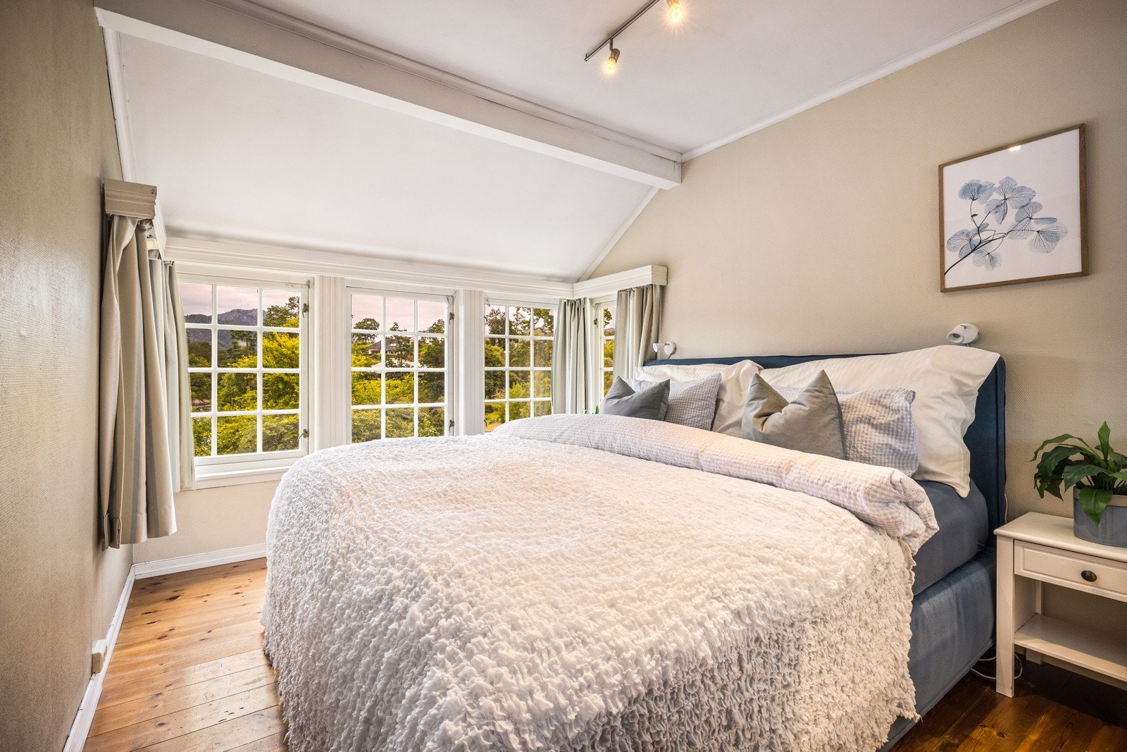 - Soverommet er av god størrelse med en herlig karnapp som sikrer rikelig med naturlig belysning til hele rommet - Galleribilde