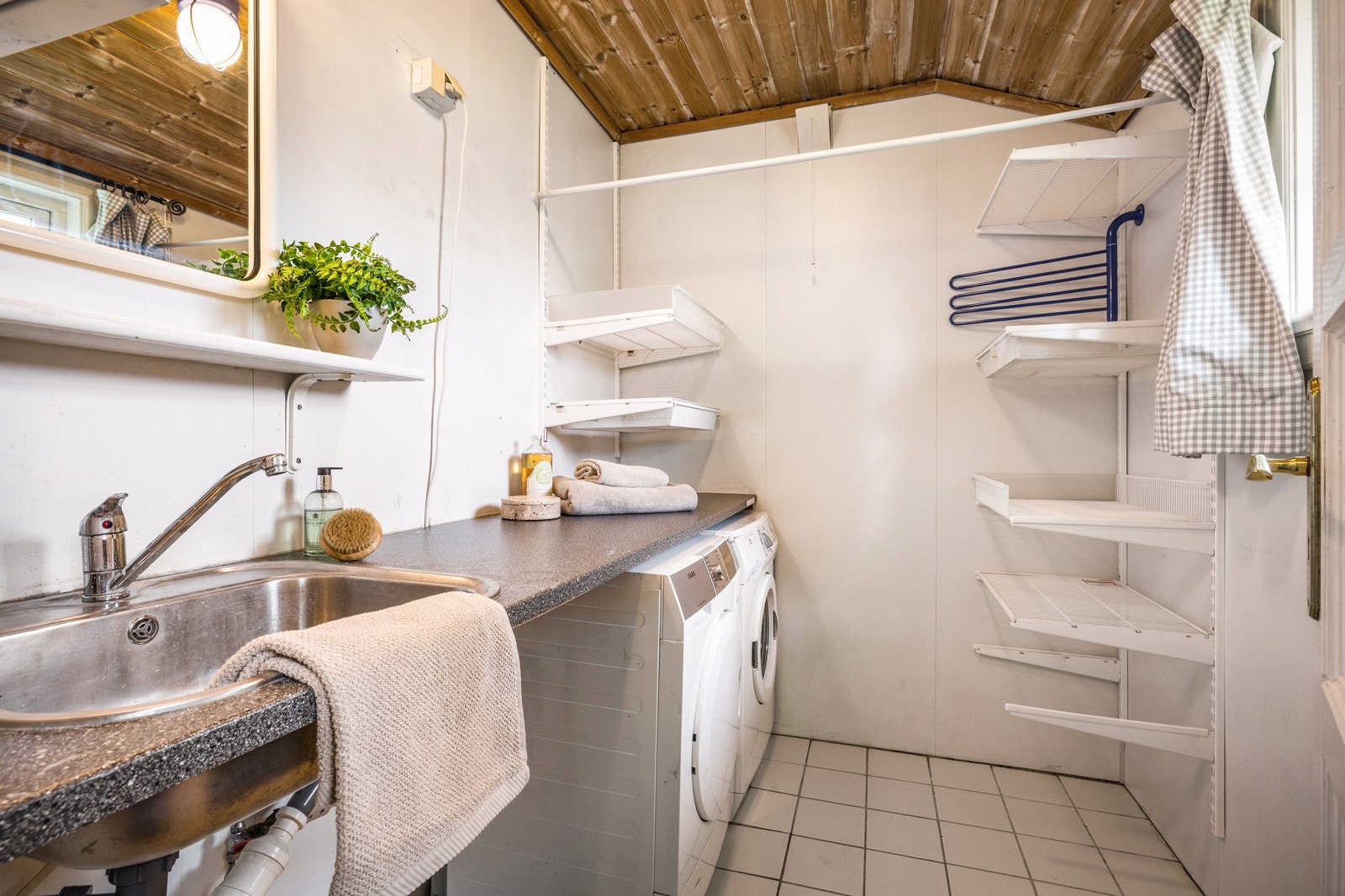 - Videre tilkomst til boligens vaskerom med opplegg til vaskemaskin og tørketrommel - Galleribilde