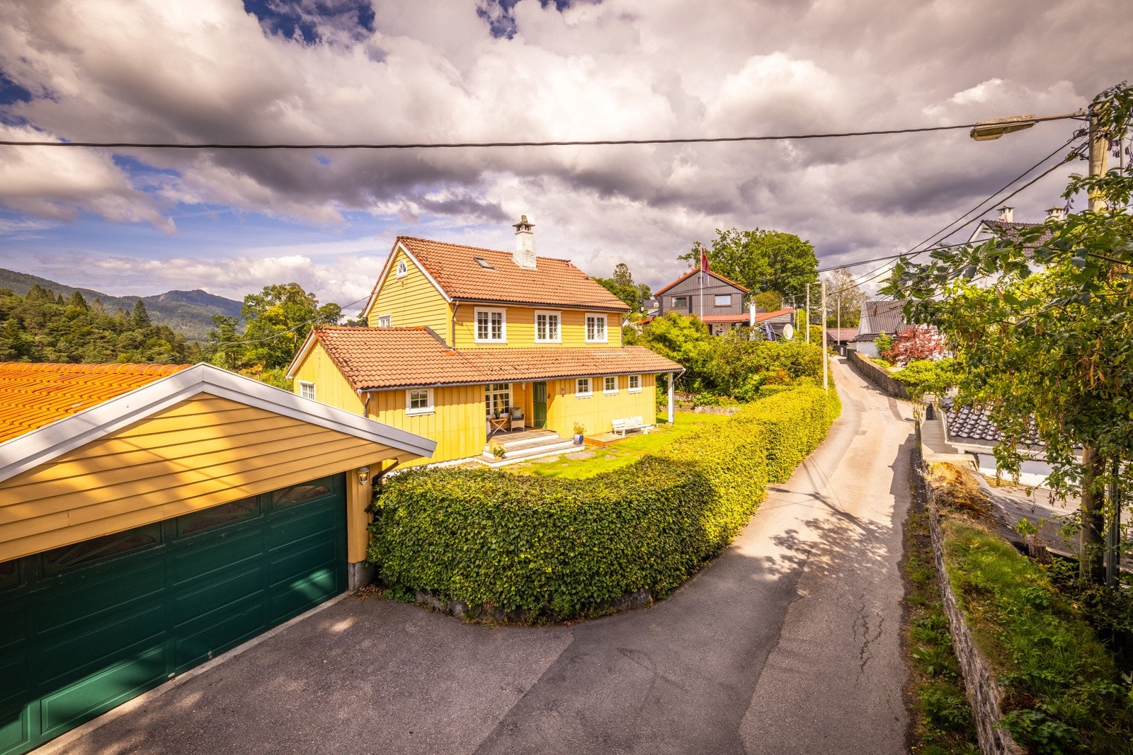 - Det er dobbel garasje med ny elektrisk port og el-billader - Galleribilde