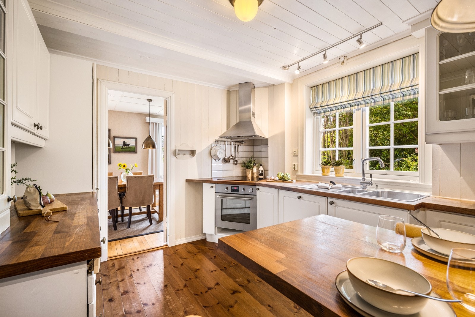 - Kjøkken fra Norema i hvit profilert utførelse, og med en flott heltre benkeplate - Galleribilde