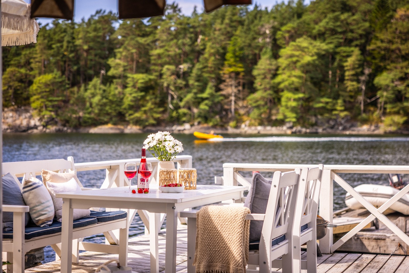 - Bryggen er en plass hvor man sitter skjermet i fredelige omgivelser, og med lyden av bølgeskvulp i bakgrunnen - Galleribilde
