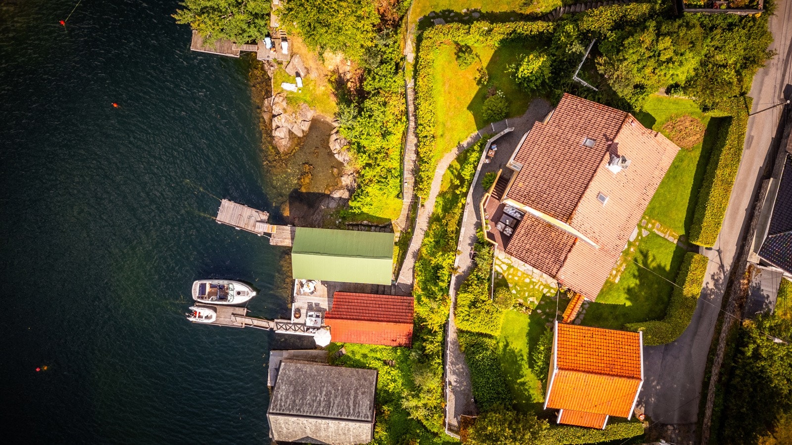 - Stor solrik tomt med enkel adkomst ned til privat naust og brygge via egen hage - Galleribilde