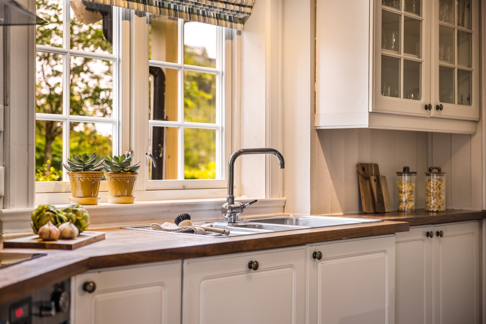 - Perfekt med stort vindu på kjøkken sånn at man kan følge med på at barne leker ute i hagen, mens man lager maten inn - Galleribilde