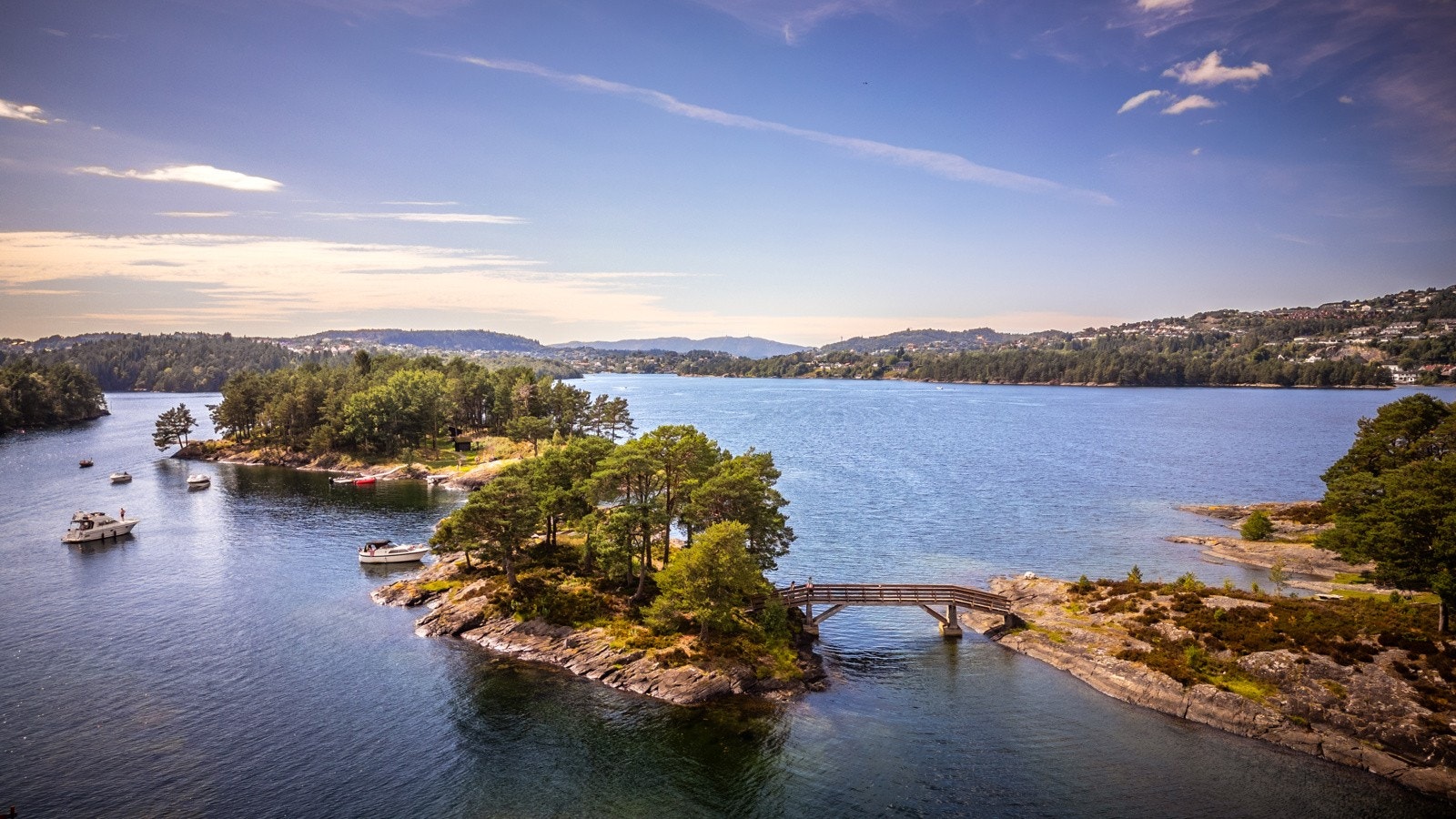 - Enkelt å ta båten ut til Marmorøyene som kan by på fine turstier, gapahuk, stupebrett med mer. Det er også nylig installert toalett på øyen - Galleribilde