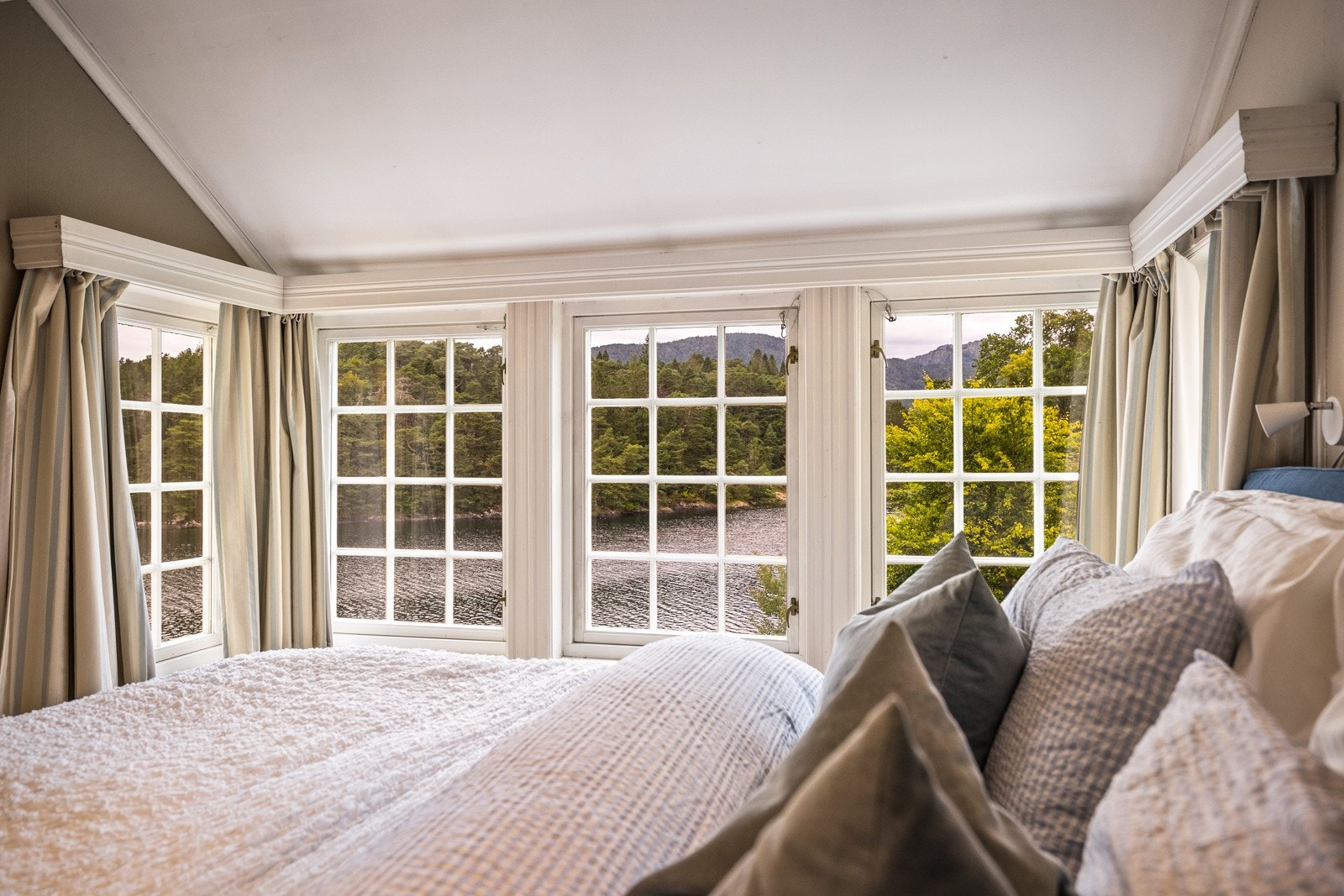 - Tenk å våkne her med utsikt ned til sjø - Galleribilde