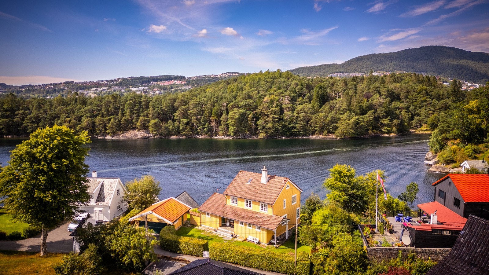 - Privatmegleren v/Benedicte Tronstad og Christer Vikebø har gleden av å presentere en fantastisk sjøeiendom i en barnevennlig gate på Hop - Galleribilde